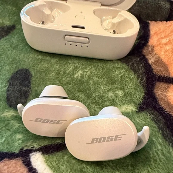 New BOSE QCEarbuds headphones AirPods wireless Bluetooth earbuds electronics - Picture 10 of 12